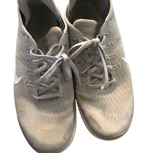 Nike ladies size 9.5 tennis shoes super comfy stretch great condition